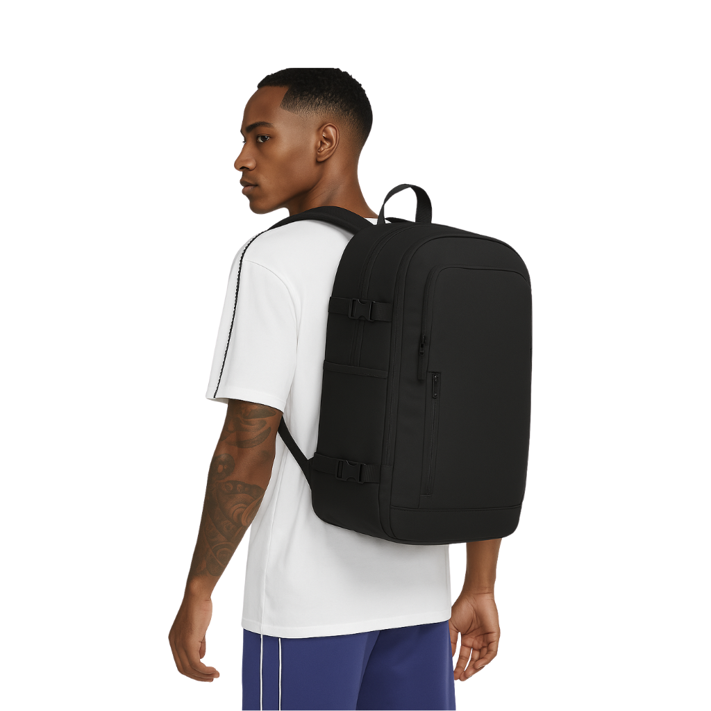 modèle photo posant avec le sac à dos CabinBag, il est de profil et regarde vers l'arrière